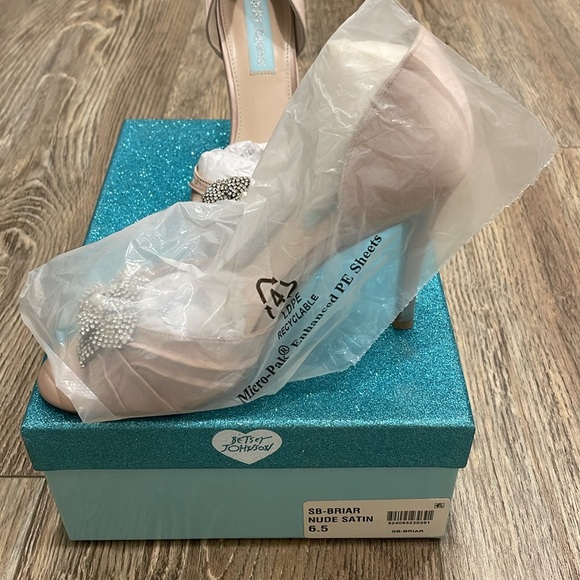 Betsey Johnson - Picture 4 of 6